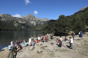 Imagen de un grupo de turistas en el Estany de Sant Maurici el pasado mes de agosto. 