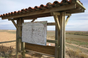 Los panales que informan de la fauna y flora de la laguna son totalmente ilegibles.