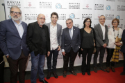 Les autoritats, amb els premiats abans de la cerimònia inaugural.