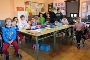 Foto de família dels catorze alumnes i de les mestres de l’escola de Peramola.