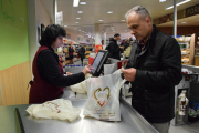 La campaña empezó ayer en los comercios de La Seu d’Urgell.