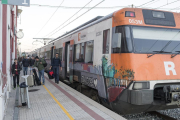 Viajeros bajando del tren en Calaf el miércoles para ir al autocar.