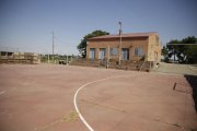 El patio exterior y la antigua escuela de Malgovern. 