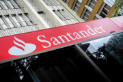 Façana d’una sucursal del Banc Santander.