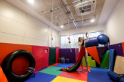 Vista d’una de les sales dedicades a l’atenció de nens i adolescents en l’àrea infantil juvenil de l’Hospital Sant Joan de Déu de Lleida.