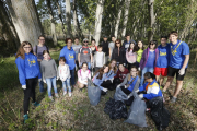 Los alumnos del Episcopal posan con las bolsas de basura que llenaron ayer de residuos.