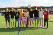 El presidente del Balaguer, Antonio Aiguadé, con los ocho jugadores que han renovado.