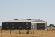 Hangar del Reial Aeri Club en el aeropuerto de Alguaire. 