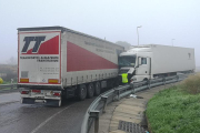 Vista dels dos camions de gran tonatge que van col·lidir dilluns a primera hora a l’N-240, en un dels accessos al polígon Els Frares.