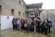 Foto de familia de los cerca de setenta embajadores de Lleida que ayer se citaron en el Centre d’Art La Panera. 