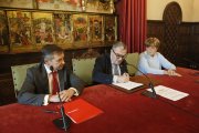 Momento de la firma de la renovación del convenio de colaboración.