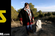 La alcaldesa de Castelló de Farfanya, Cristina Lafay, al lado del monolito dedicado a Julià Babia.