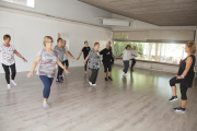 Un grup de persones fent gimnàstica divendres passat al Casal Cívic de Tàrrega.