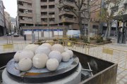 La nueva fuente de la plaza Pare Sanahuja, cerca de la escultura de Aguiló (al fondo a la derecha). 