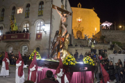 El paso del Calvari por la plaza del Ayuntamiento. Este año es el paso de los priores de Bellpuig.