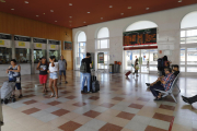 Viajeros en la estación de Renfe de Lleida, durante la última huelga.