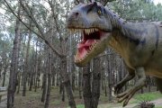 Un dinosaure a mida real col·locat al Parc dels Dinosaures de Lourinha a Portugal