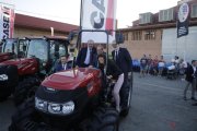 Torra cumplió con la tradición de la Fira de Sant Miquel y subió a un tractor, con el resto de autoridades.