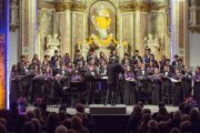 El ‘Rèquiem’ amb el paranimf de la universitat felipina vestit de groc.