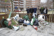 Integrants del col·lectiu Osmon, al costat de les escombraries que van recollir ahir a la Mitjana.