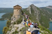 Visitants recorrent l’entorn de l’ermita de la Pertusa.