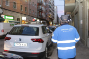 Un vigilante de las zonas de aparcamiento regulado con parquímetro.