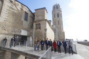 Bastides i obres - La consellera de Cultura va destacar l’inici de les obres de restauració del monument. “Ha coincidit la primera reunió del consorci amb els nous representants amb la col·locació de les bastides”, va celebrar amb entusia ...