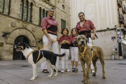 Wabi y Theon protagonizan el mes de mayo del calendario junto a los castellers en la plaza Paeria. 