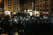 La luz de los teléfonos móviles recordó ayer a los presos en la Plaça Sant Joan de Lleida, durante los actos organizados por Tsunami Democràtic.