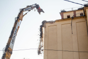 Veïns de Pardinyes es van concentrar ahir de nou des de primera hora del matí per intentar frenar una altra vegada la demolició de les antigues sitges del Senpa, on la Paeria impulsa la construcció d'un alberg per a temporers, però aquesta vegada les màquines van reprendre la demolició