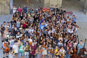 Una foto de família dels alumnes ahir, a la sortida de classe al pati de la Universitat.