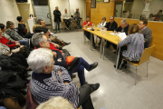 Un momento de la asamblea de vecinos de Jaume I celebrada ayer por la tarde.