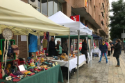 Los comerciantes se instalaron en la calle con stands.