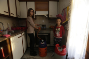 Sheila Rizquez junto a su hija en su casa  de Torrefarrera, en la que llevan dos meses sin luz. 