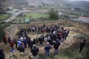 Visita ayer a la fosa común de El Soleràs, en el antiguo cementerio, exhumada en marzo.