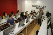 Alumnos ayer en un clase teórica del examen de conducir en la autoescuela Pallars en Cappont. 