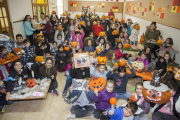 Exposición de calabazas decoradas por alumnos en el colegio Mare de Déu del Socós de Agramunt. 