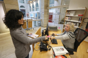 Una usuària ahir utilitzant el servei de préstec de llibres a la Biblioteca Pública de Lleida.