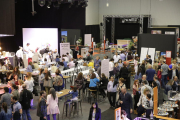 Numeroso público a mediodía en la feria a pesar de la lluvia a lo largo de la jornada.