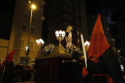 Un penitent custodia un dels passos.