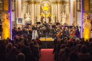 El Paranimf va acollir dijous a la nit el concert de l’OJC. A la imatge, la soprano Júlia Farrés-Llongueras interpreta Rafael Ferrer.