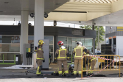 Bomberos revisando el acceso al depósito en el que se produjo la deflagración. 