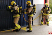 Bomberos aspirantes haciendo prácticas en el parque profesional de Balaguer. 