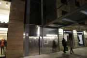 Dos personas pasan por delante del ascensor de la plaza Sant Joan, ayer por la tarde. 