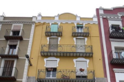 La façana de l’establiment a la plaça Mercadal de Balaguer.