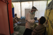 Una profesional sanitaria efectúa una prueba PCR a un paciente en la carpa frente al CAP de Prat de la Riba.