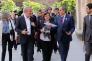 Isús, Perelló, Torra y el conseller Calvet, con ediles del Pallars Sobirà ayer en Barcelona.