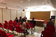 Familiars dels afectats, durant la reunió d’aquesta setmana amb l’advocat Xavier Prats.