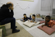 Estudiantes del colegio Balàfia tumbados en el suelo en el espacio habilitado en el centro para el programa Escolta’m.