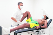 Marcus Vinicius durant la revisió del doctor Xavier Peirau.